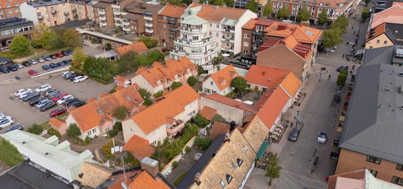 Flygvy över kv. Vakteln sett från sydost. Storgatan 19 utgörs av de mittersta husen, i 1 1/2 plan. Gatuhusen mot Storgatan är av äldre karaktär med putsfasad och bruna tegelpannor. Bostadshusen på innergården är vitputsade med bruna takpannor och omgärdas av grönska. På bilden syns också Storgatans gångstråk och Storgorgets träd i bakgrunden. Även grannfastigheter av varierande arkitektur.