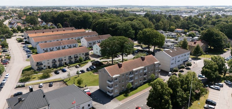 Flygvy över våra kvarter i södra centrum, där man i förgrunden ser Södra vägen 9-11 och bakom ser Doktorsgatan 6/Landshävdingevägen 13. Däremellan ser man en stor gräsyta och stora gröna träd. Sett från sjukhuset.