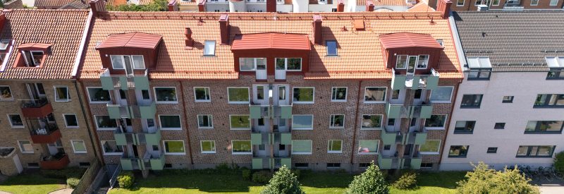 Fasangatan 4, fasad mot innergård. Trevåningshus med vindslägenheter, brunt tegel med gröna sinusprofilerade balkongfronter.