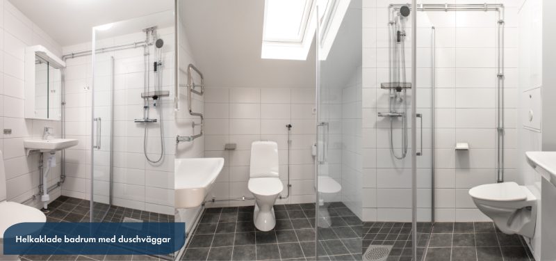 Kollage av tre typer av badrum i fastigheten, samtliga helkaklade med vitt matt kakel på vägg och grå klinker på golv. Raka duschväggar.