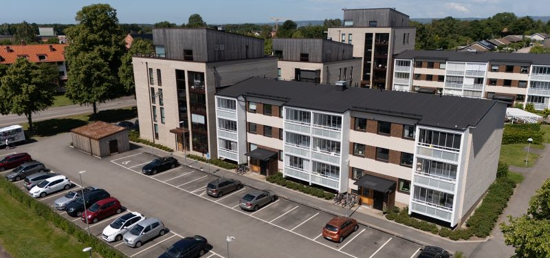 Sidovy över Älvsborgsgatan 2 F, G och H mot parkering åt Karlslund.