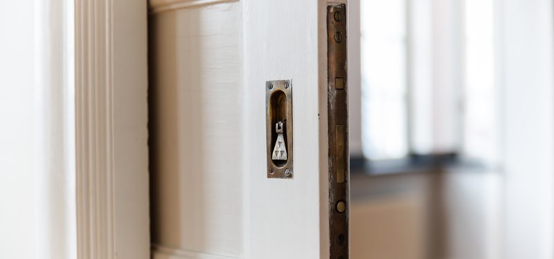 Detalj på gammal skjutdörr.