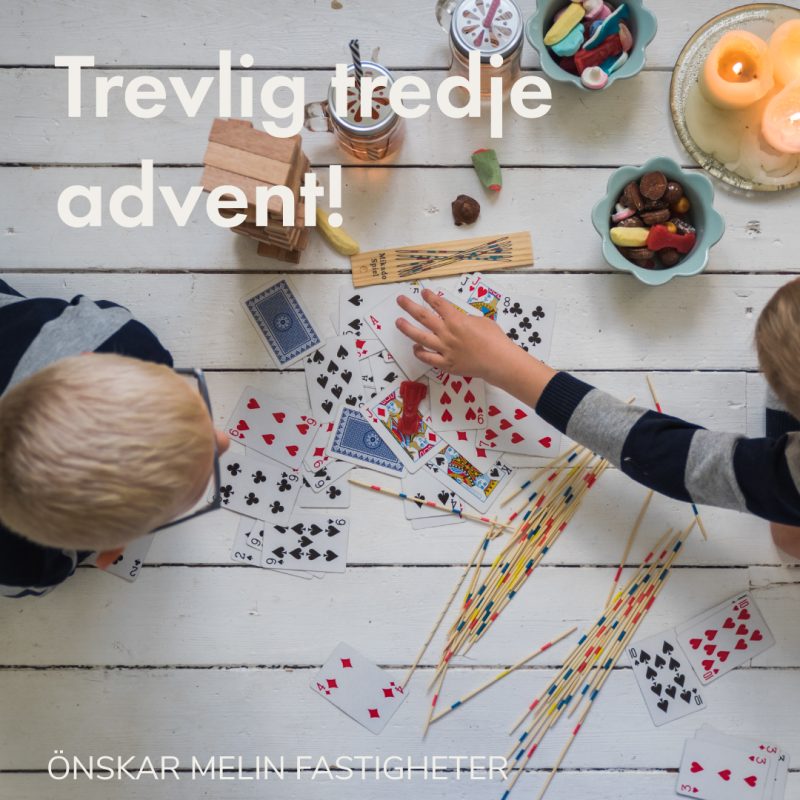 Två pojkar ligger på mage på golvet och spelar plockepinn.